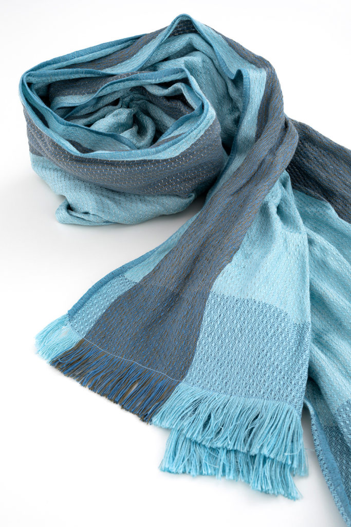 Exklusiver Schal aus Seide mit Stahlkern