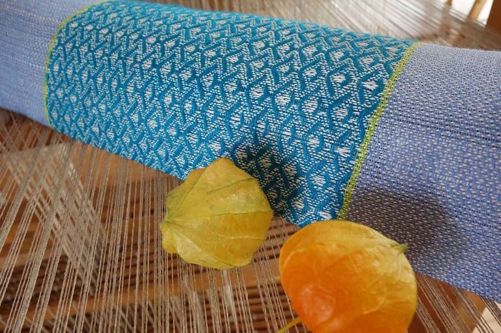 handgewebter Tischläufer in blau